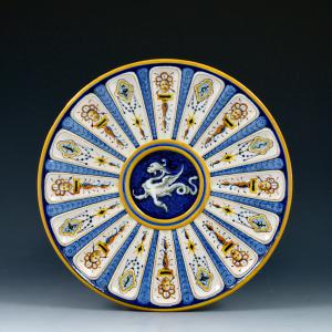 Alzata con costolature e decoro a grottesche <br>Manifattura Ginori <br>Doccia (Firenze), seconda metà del sec. XIX